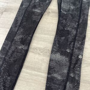Lululemon Speed Tight II‎ Full-On Luxtreme Snake Print Black Leggings Women’s 4